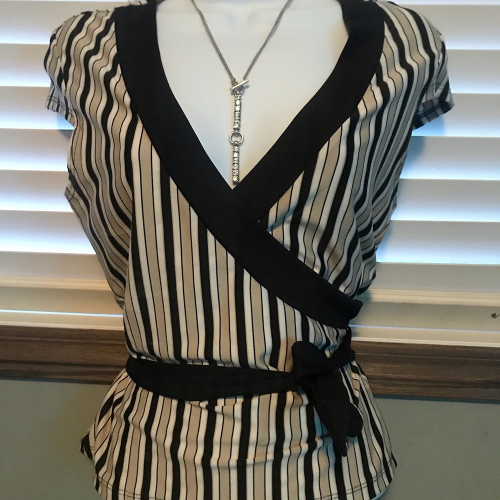 Classy timeless V-neck top - Picture 2 of 3